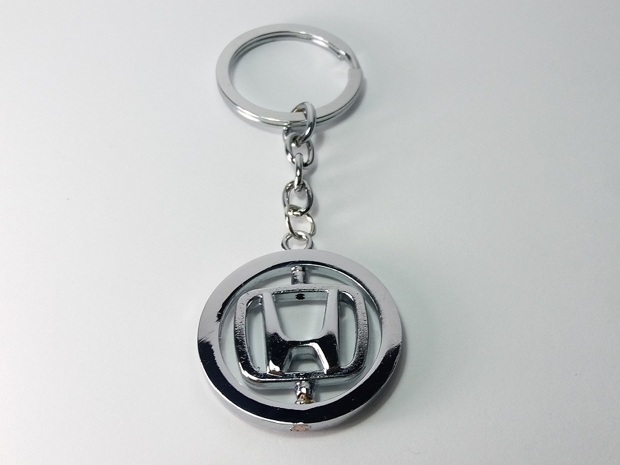 privezak sa znakom honde koji se okreće