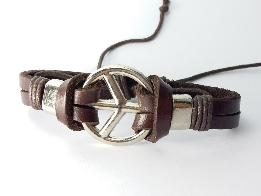 narukvica sa simbolom mira peace u braon boji od kože