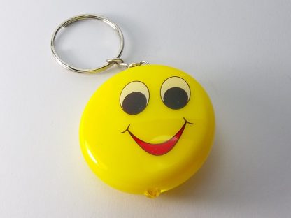 žuti smile privezak za ključeve igračka koja svetli