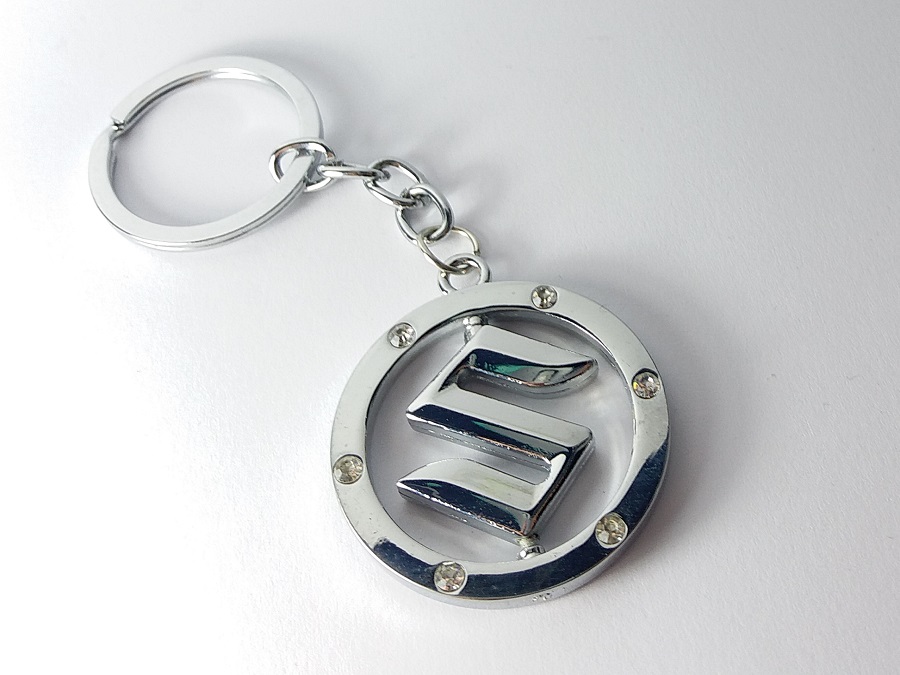 ženski privezak sa cirkonima suzuki