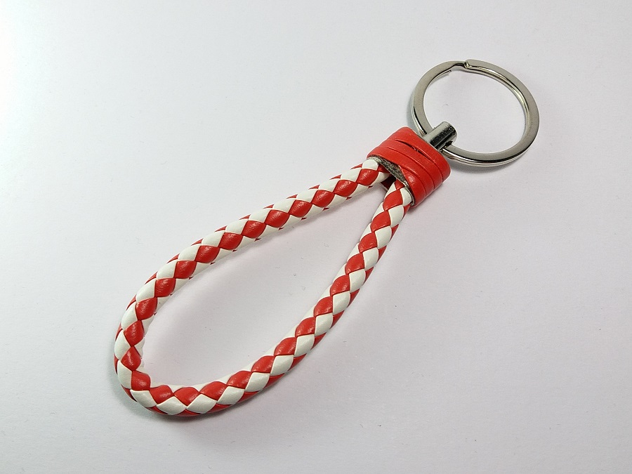 crveno beli kožni privezak za ključeve
