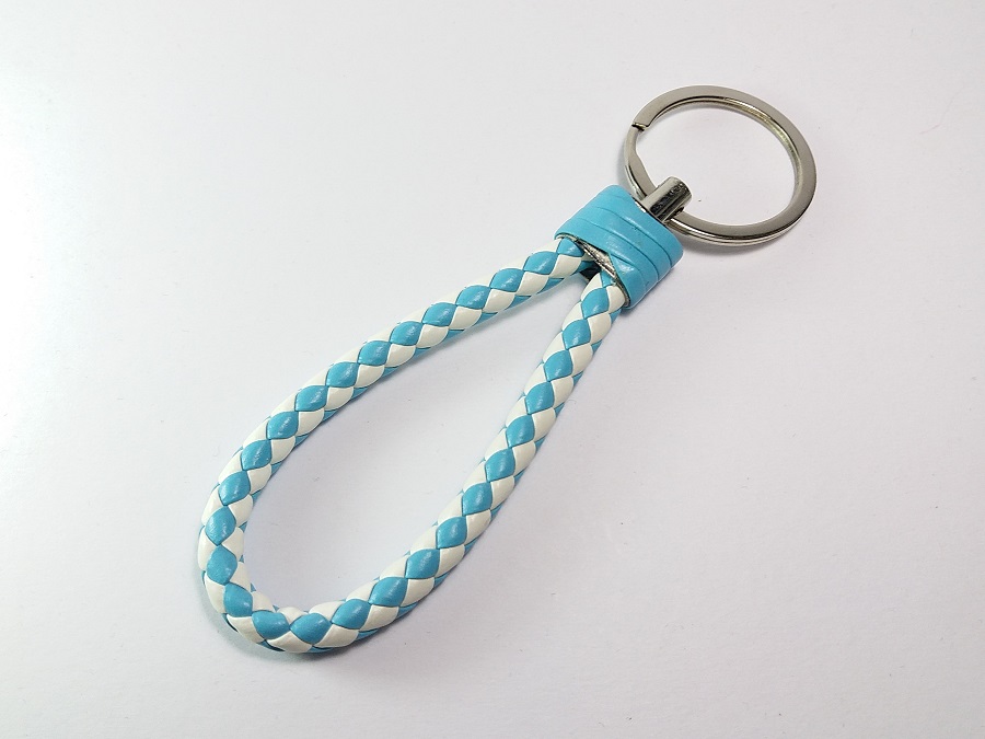 svetlo plavo beli privezak za ključeve