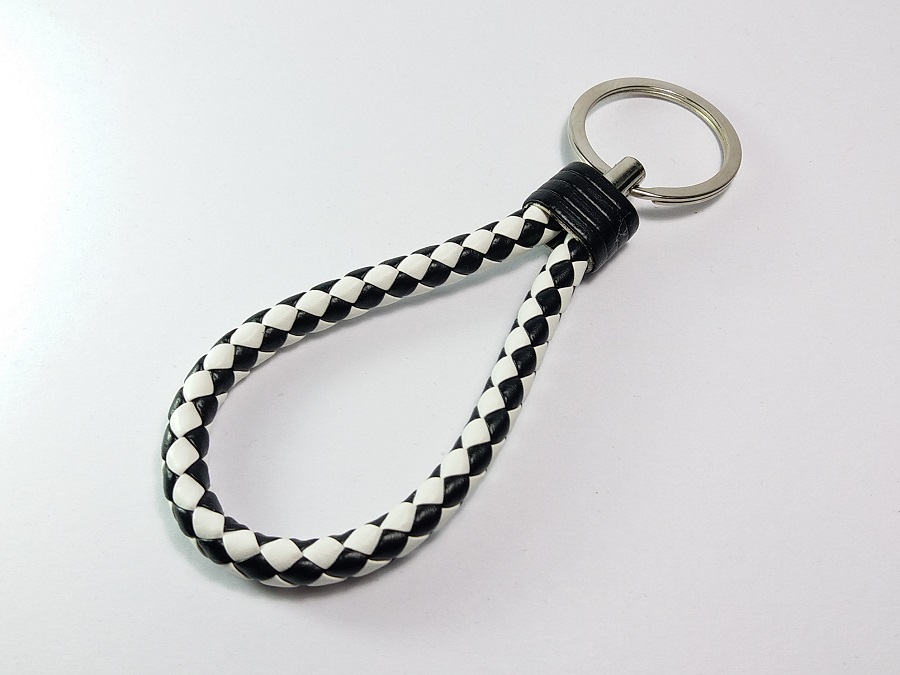 crno beli privezak sa alkom kožni