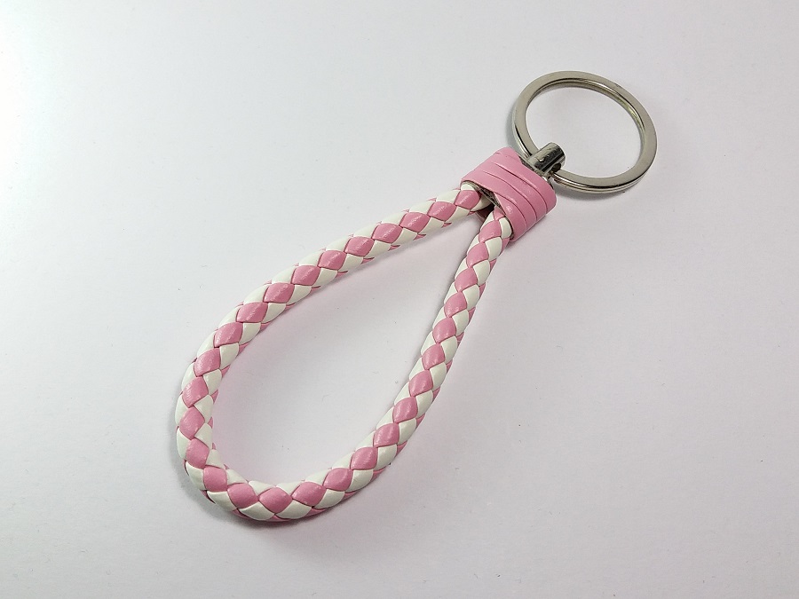 roze beli privezak za ključeve