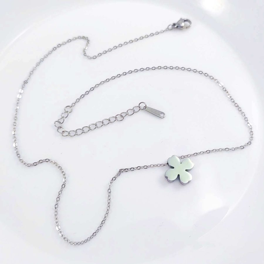 detelina ogrlica za žene devojke poklon lančić sa priveskom detelina sa četiri lista siva hirurški čelik stainless steel