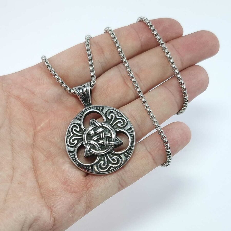 triketra ogrlica od nerđajućeg čelika nordijski simboli vikiški znak veštičji čvor